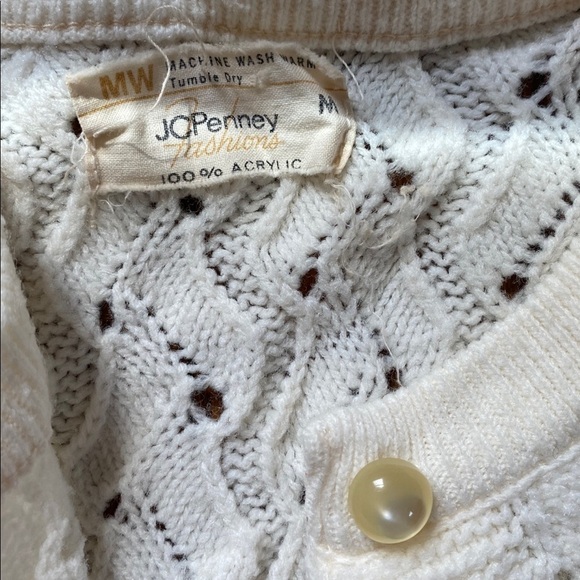 Vintage 1960s JC Penny White Knit Cape with Pearl Buttons - Picture 3 of 4